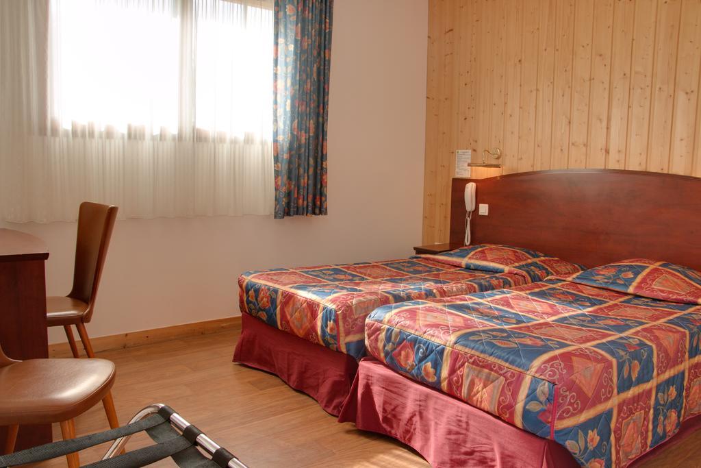 Le Chalet De La Foret Hotel 3 Etoiles Et Restaurant Vierzon Camera foto